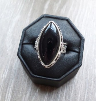 Zilveren ring gezet met ovale zwarte Onyx in bewerkte setting 17